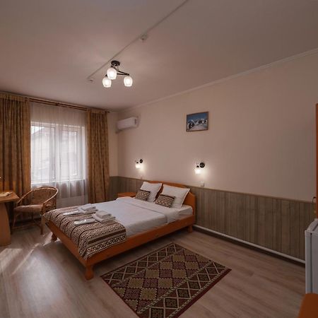 Alpinist Hotel Бішкек Екстер'єр фото