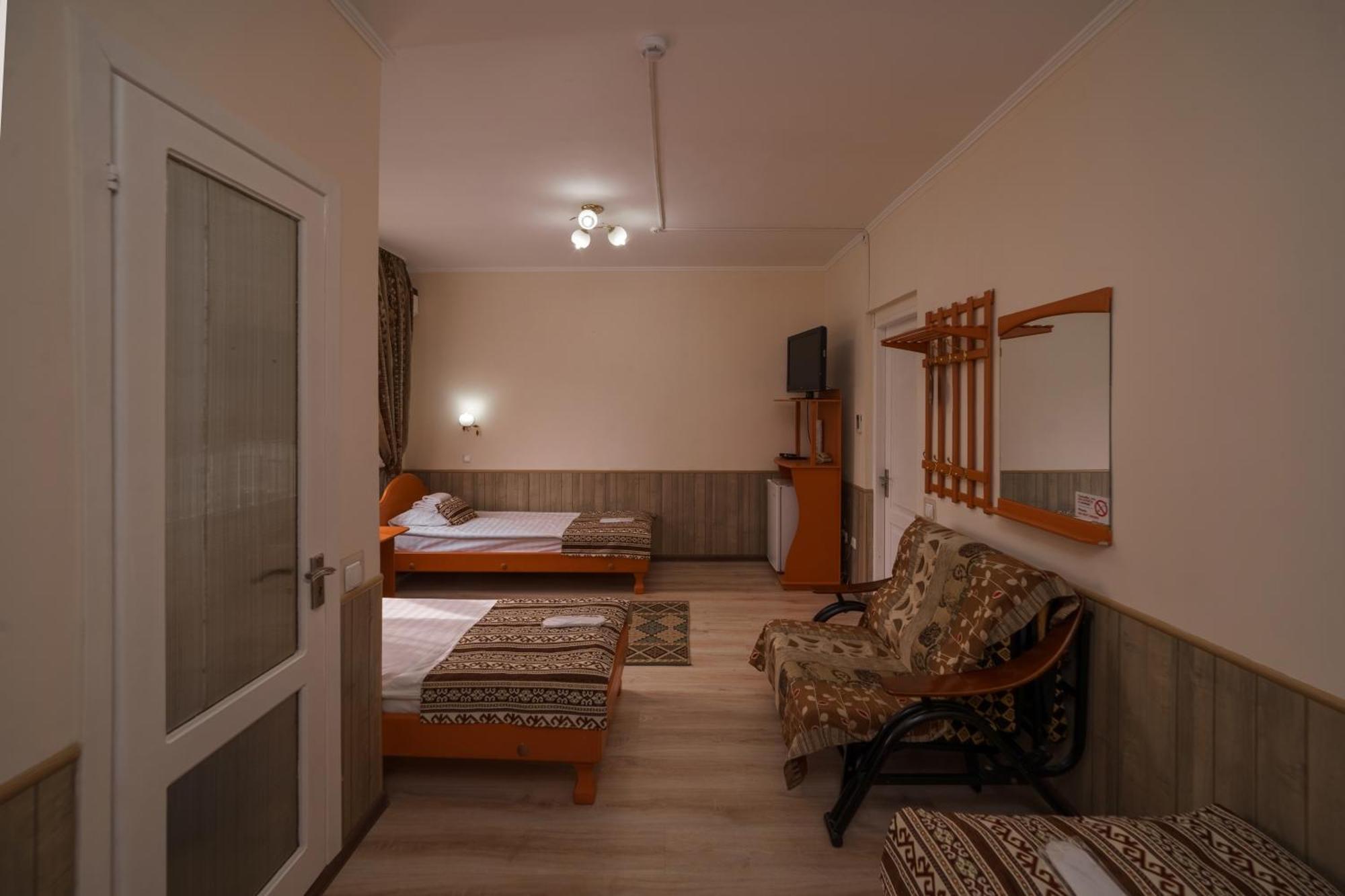 Alpinist Hotel Бішкек Екстер'єр фото