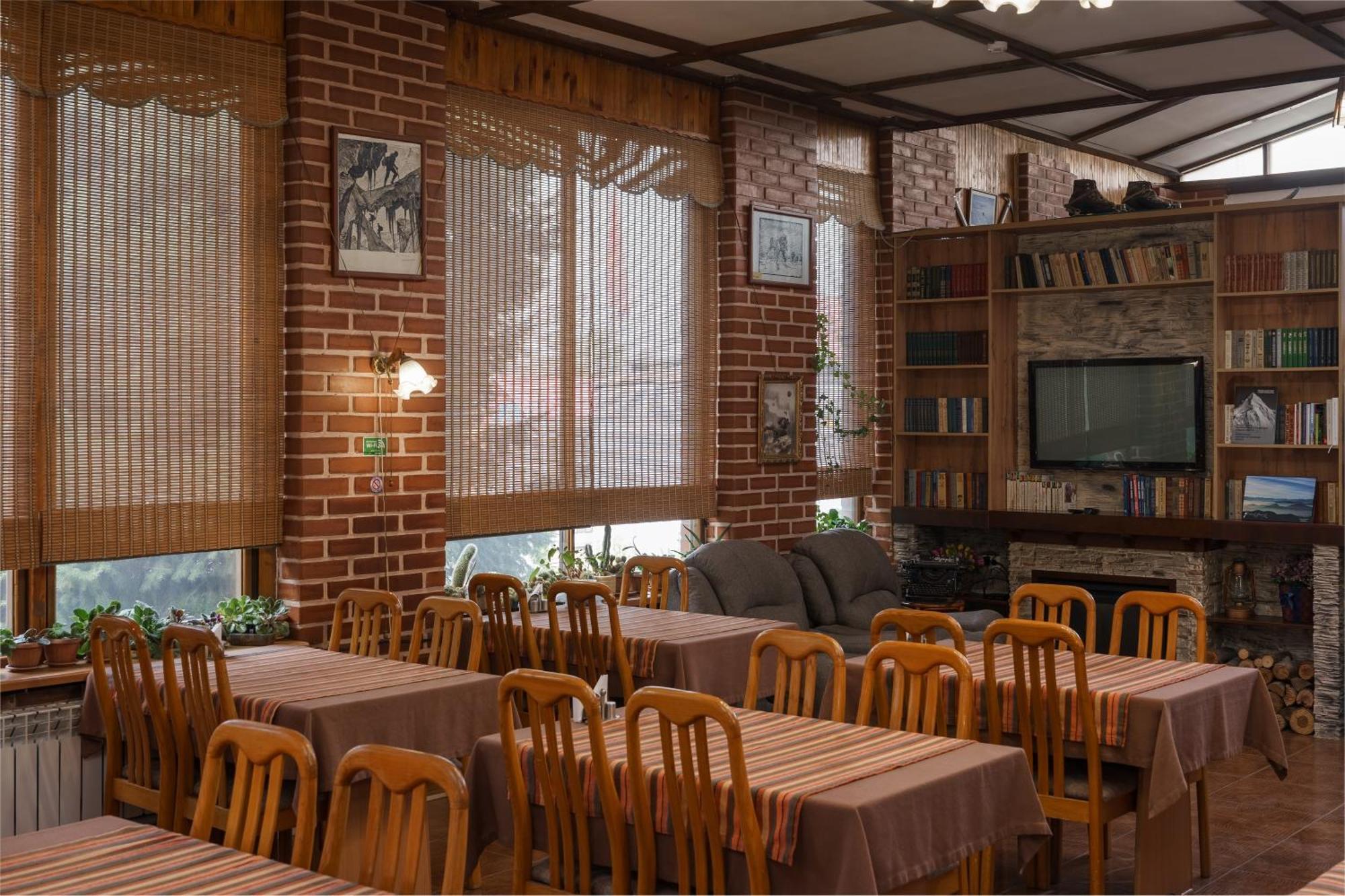 Alpinist Hotel Бішкек Екстер'єр фото