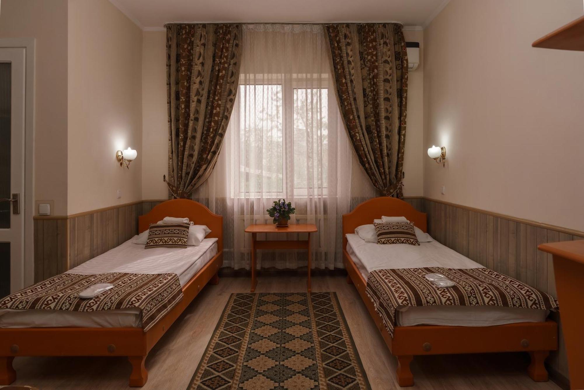 Alpinist Hotel Бішкек Екстер'єр фото