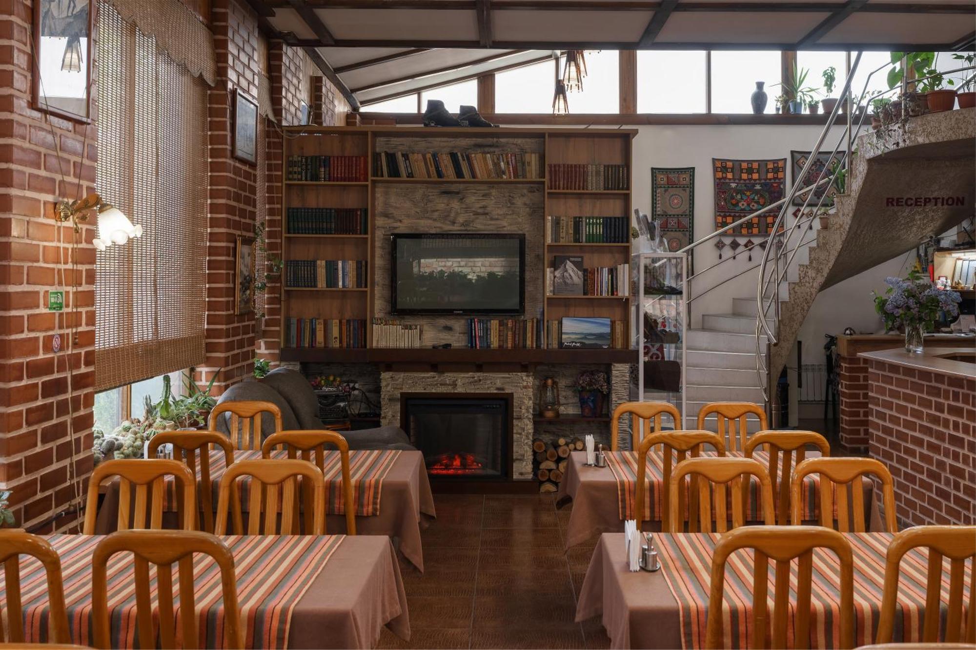 Alpinist Hotel Бішкек Екстер'єр фото