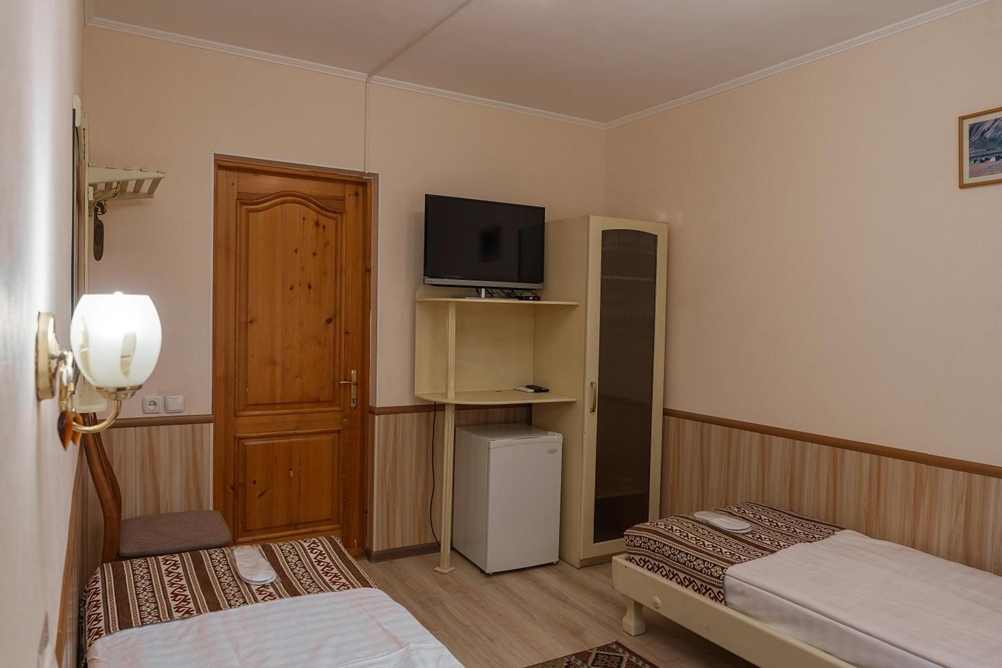 Alpinist Hotel Бішкек Екстер'єр фото