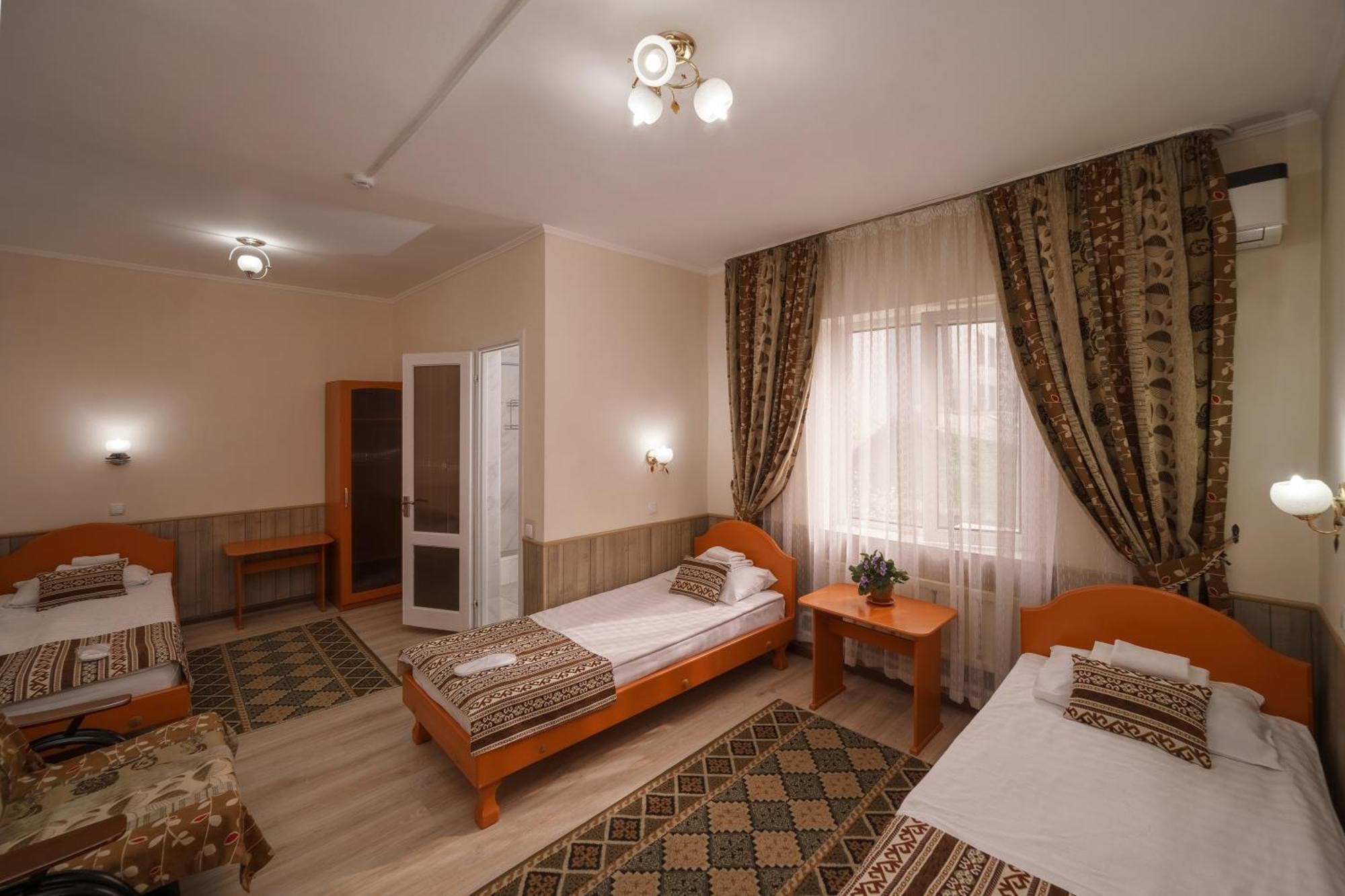 Alpinist Hotel Бішкек Екстер'єр фото