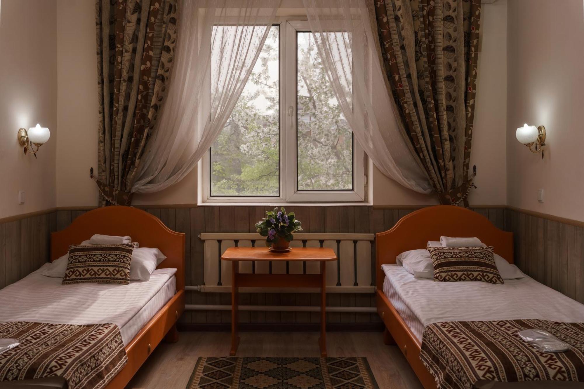 Alpinist Hotel Бішкек Екстер'єр фото