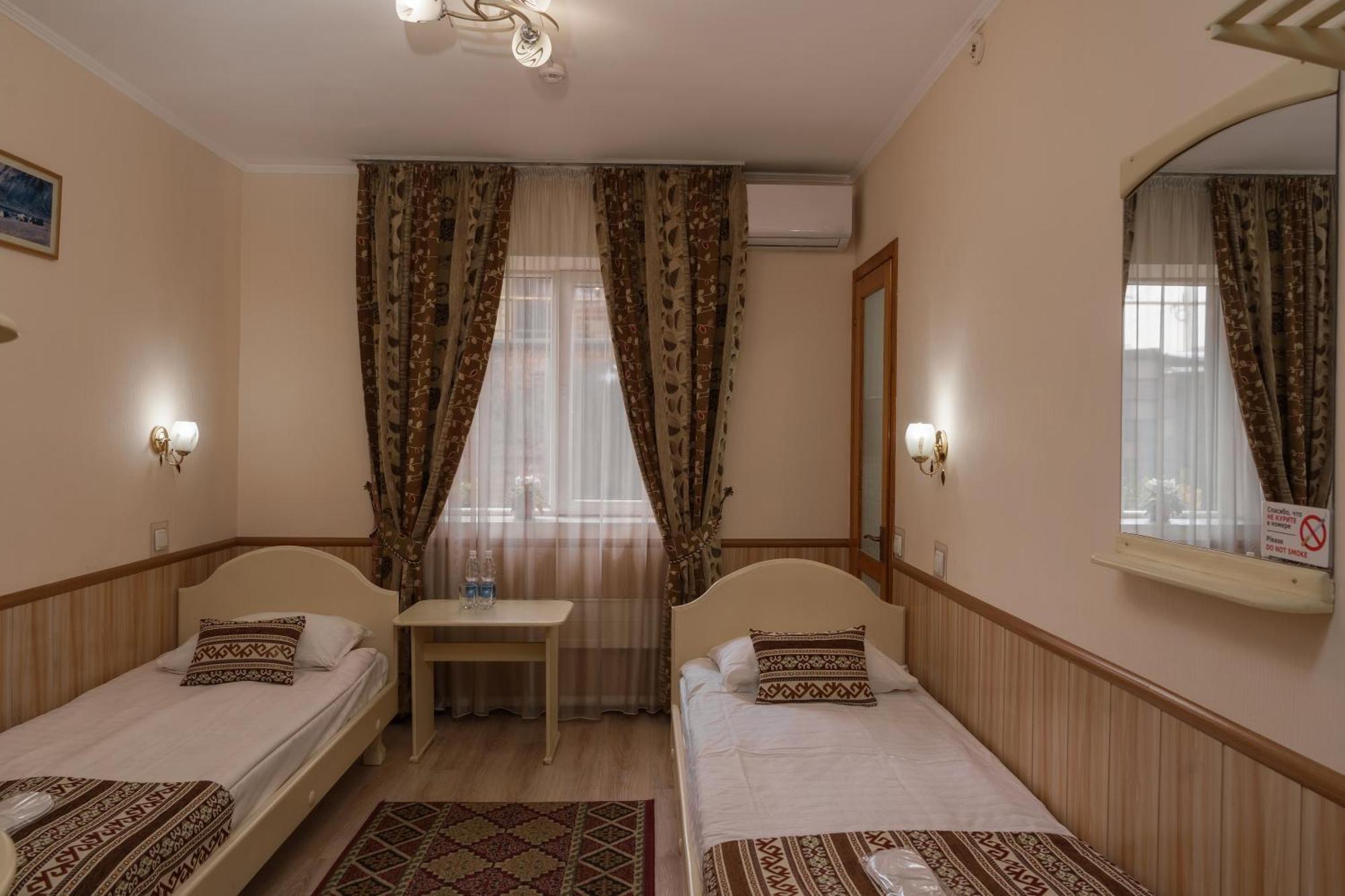 Alpinist Hotel Бішкек Екстер'єр фото