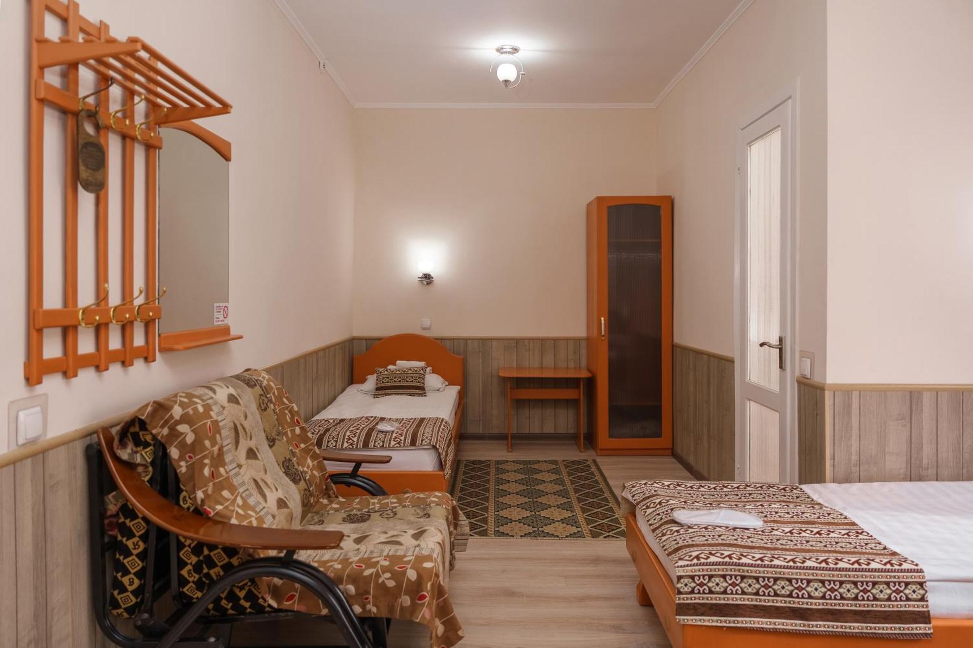 Alpinist Hotel Бішкек Екстер'єр фото