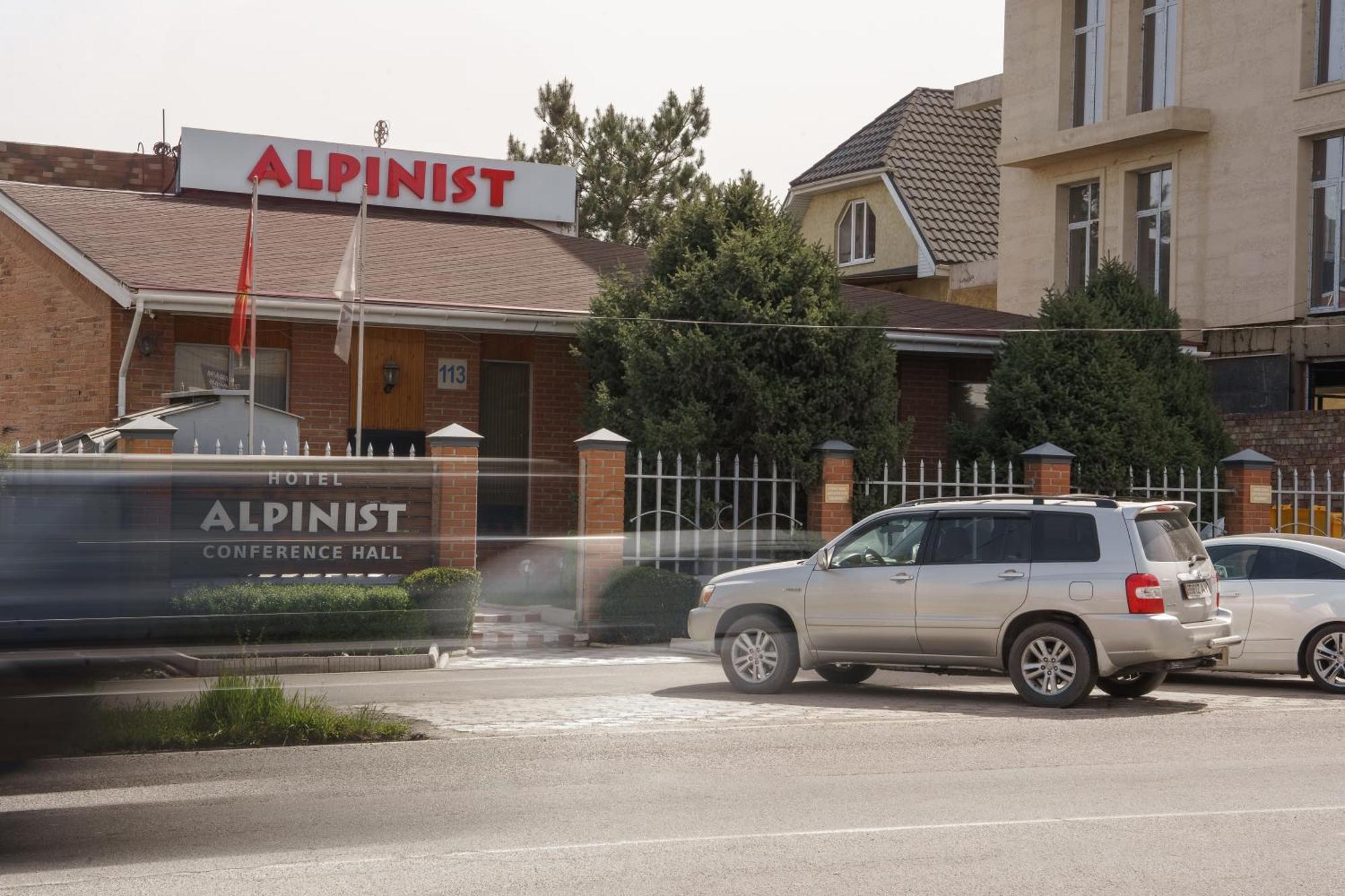 Alpinist Hotel Бішкек Екстер'єр фото