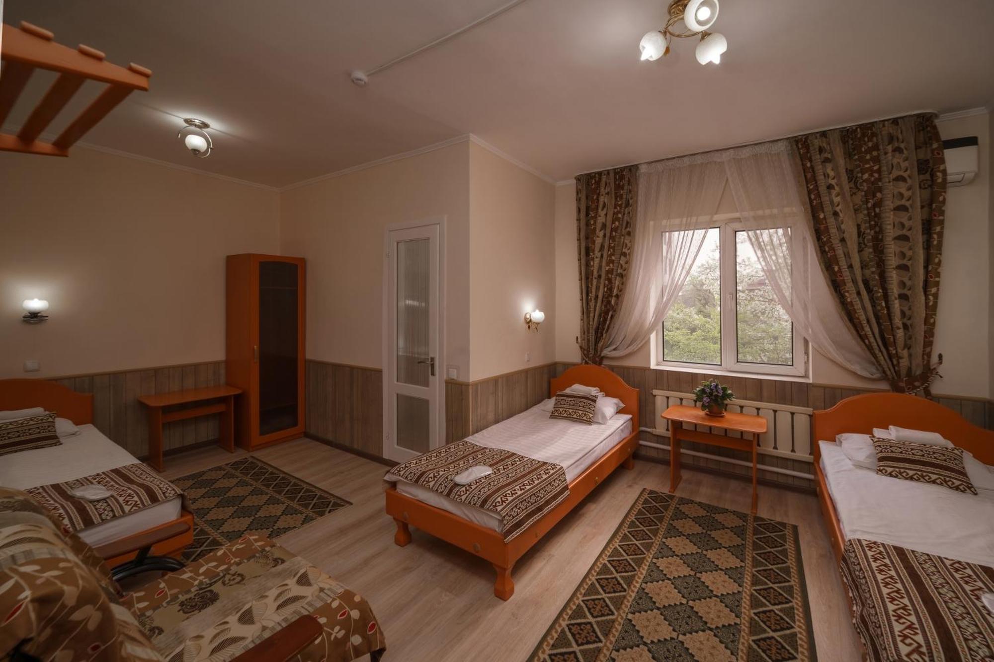 Alpinist Hotel Бішкек Екстер'єр фото