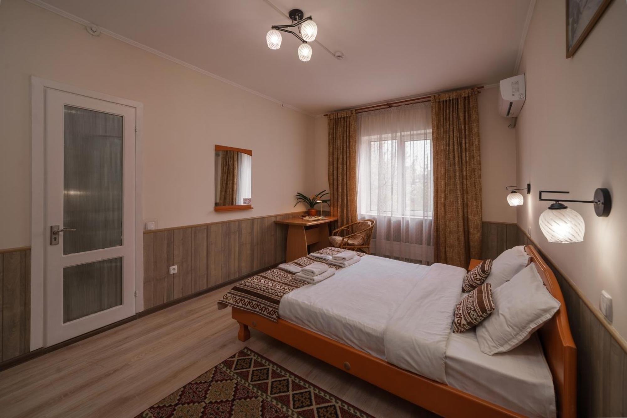 Alpinist Hotel Бішкек Екстер'єр фото