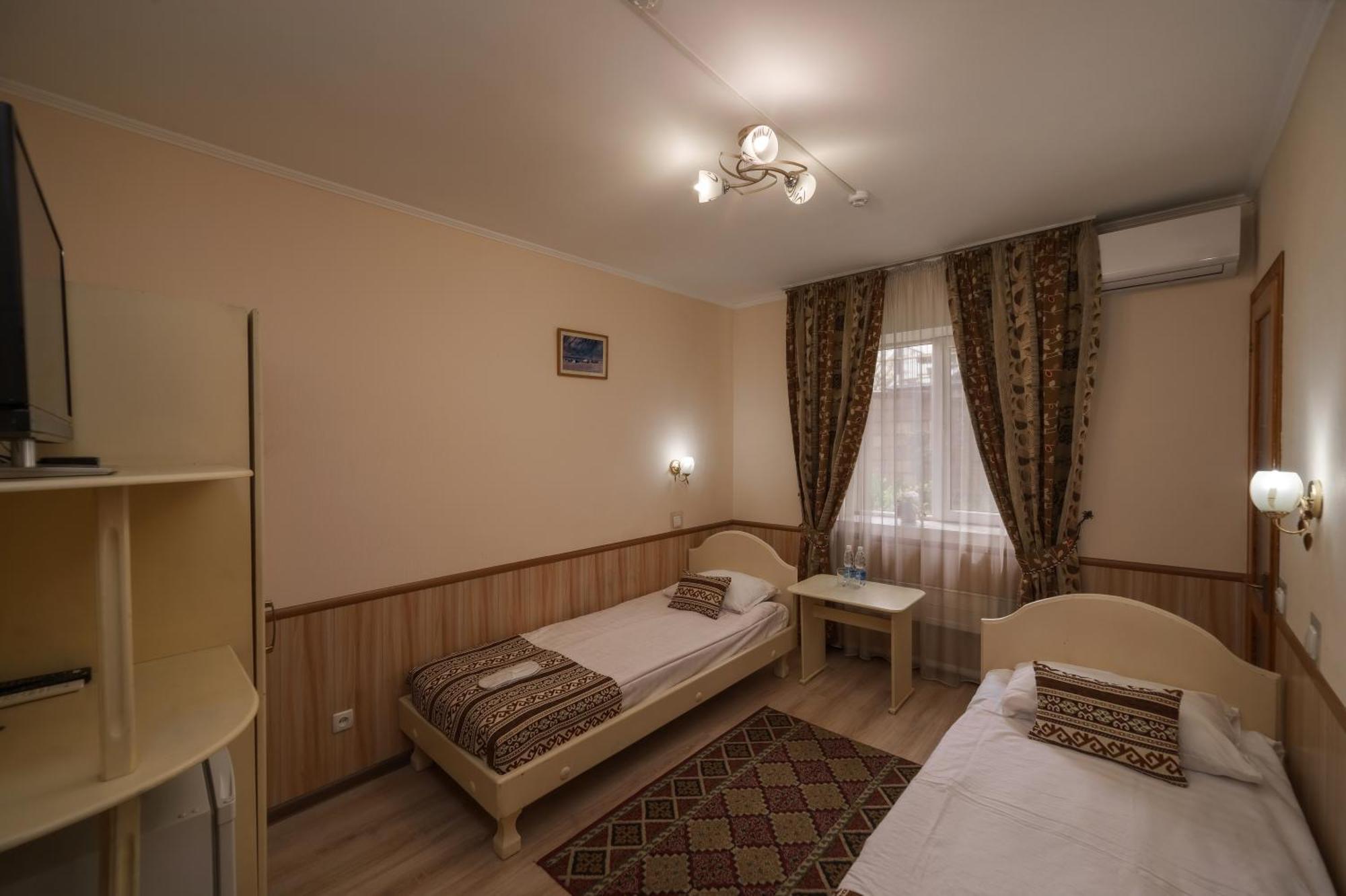 Alpinist Hotel Бішкек Екстер'єр фото