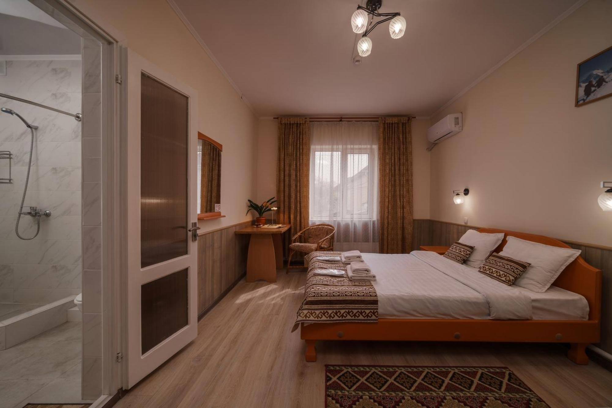 Alpinist Hotel Бішкек Екстер'єр фото