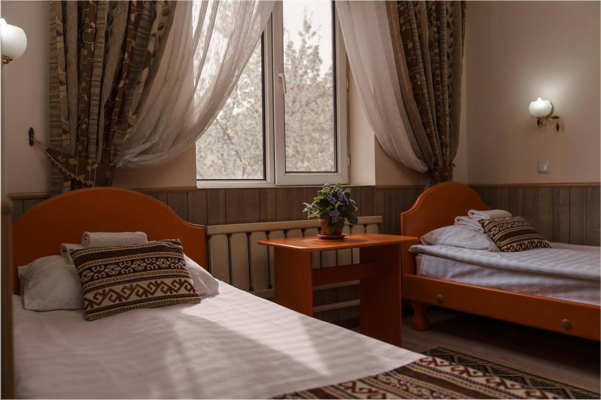 Alpinist Hotel Бішкек Екстер'єр фото