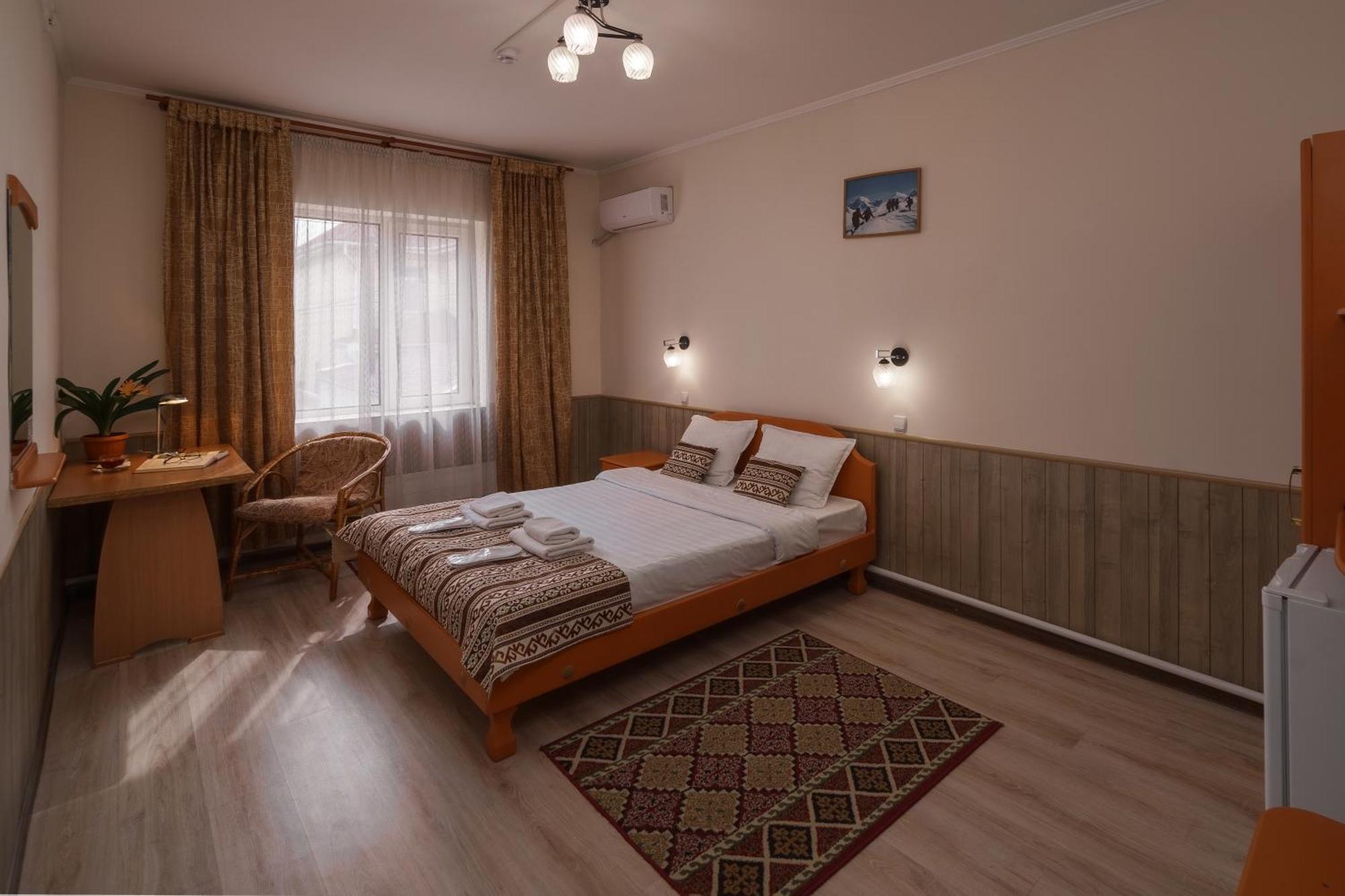 Alpinist Hotel Бішкек Екстер'єр фото