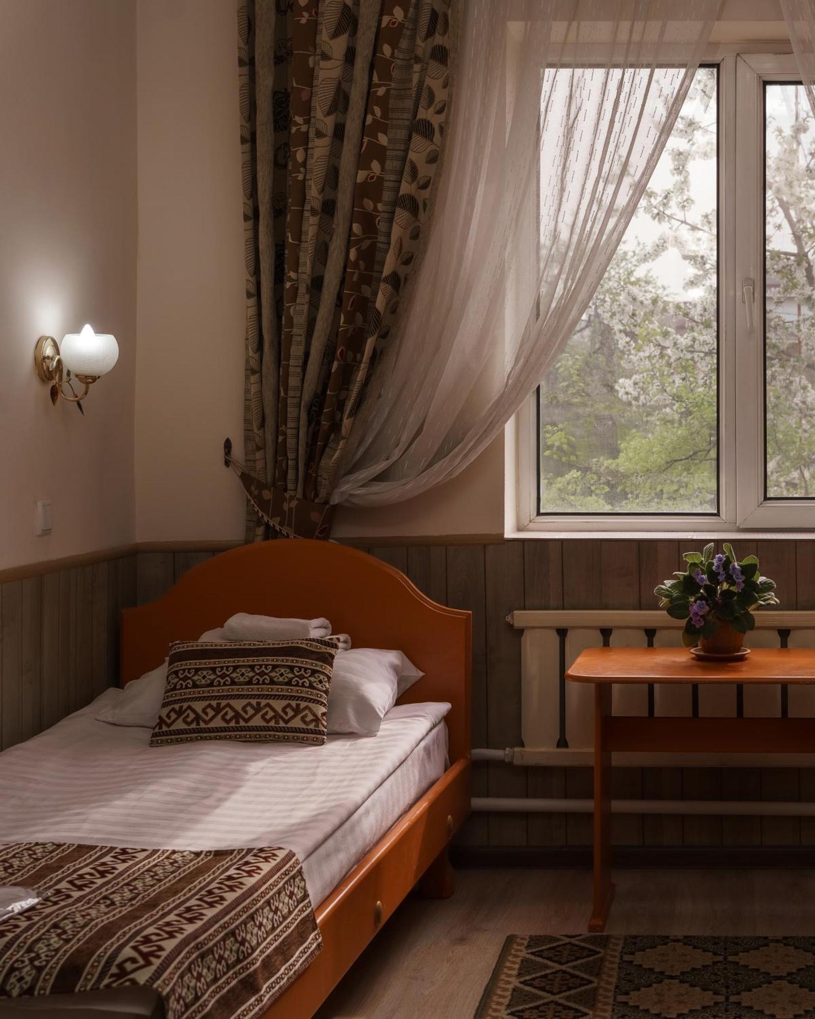 Alpinist Hotel Бішкек Екстер'єр фото